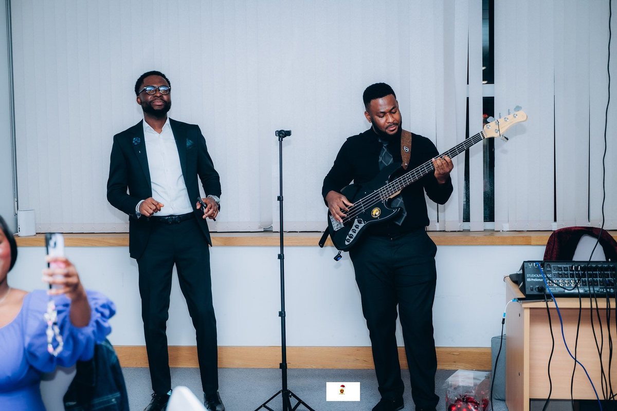 Vocalist and bassist ministering together
